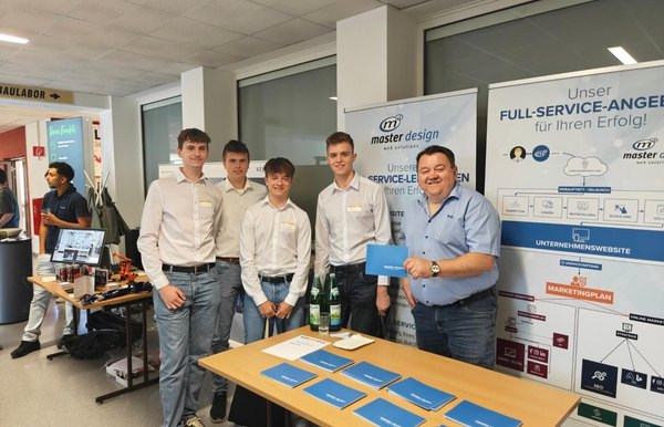 Engagierte Schüler im Austausch mit master design am Karrieretag in Pinkafeld. Schülergruppe der HTL Pinkafeld mit einem Vertreter von master design beim Karrieretag 2025 am Unternehmensstand.